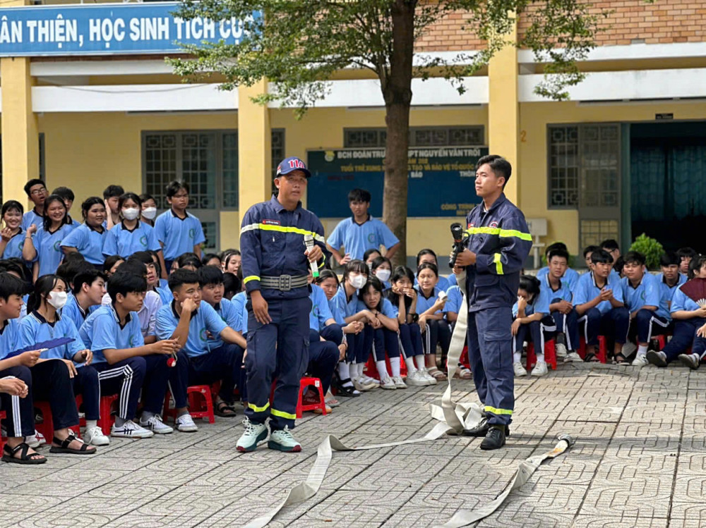 Tuyên truyền, thực hành chữa cháy tại trường học