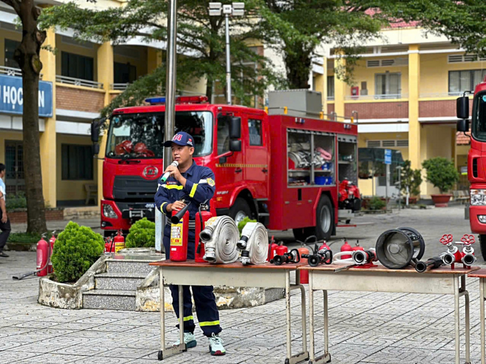 Tuyên truyền, thực hành chữa cháy tại trường học