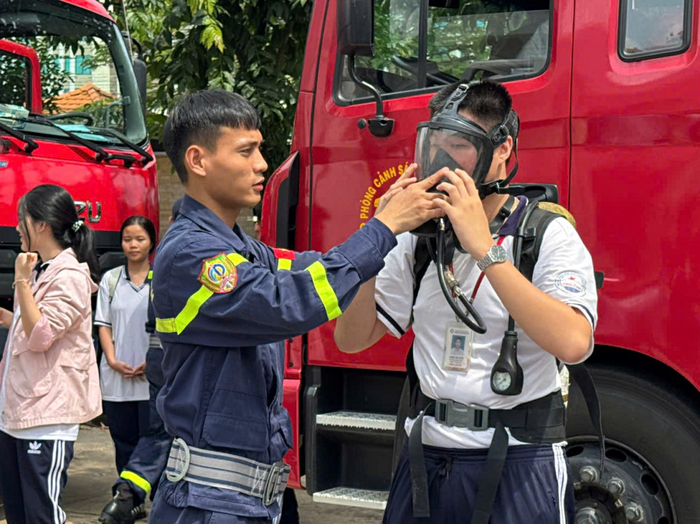 Tuyên truyền, thực hành chữa cháy tại trường học