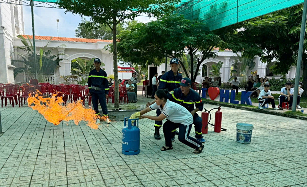 Tuyên truyền, thực hành chữa cháy tại trường học