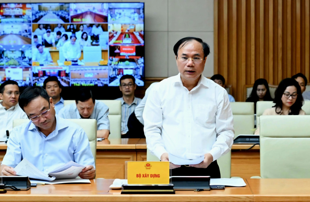 Thứ trưởng Bộ Xây dựng Nguyễn Văn Sinh báo cáo kết quả thực hiện chỉ tiêu hoàn thành nhà ở xã hội năm 2025