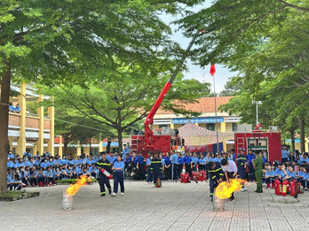 Tuyên truyền, thực hành chữa cháy tại trường học Tuyên truyền, thực hành chữa cháy tại trường học