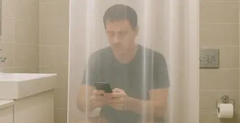 Người trẻ mắc trĩ gia tăng, do thói quen lướt mạng khi đi vệ sinh