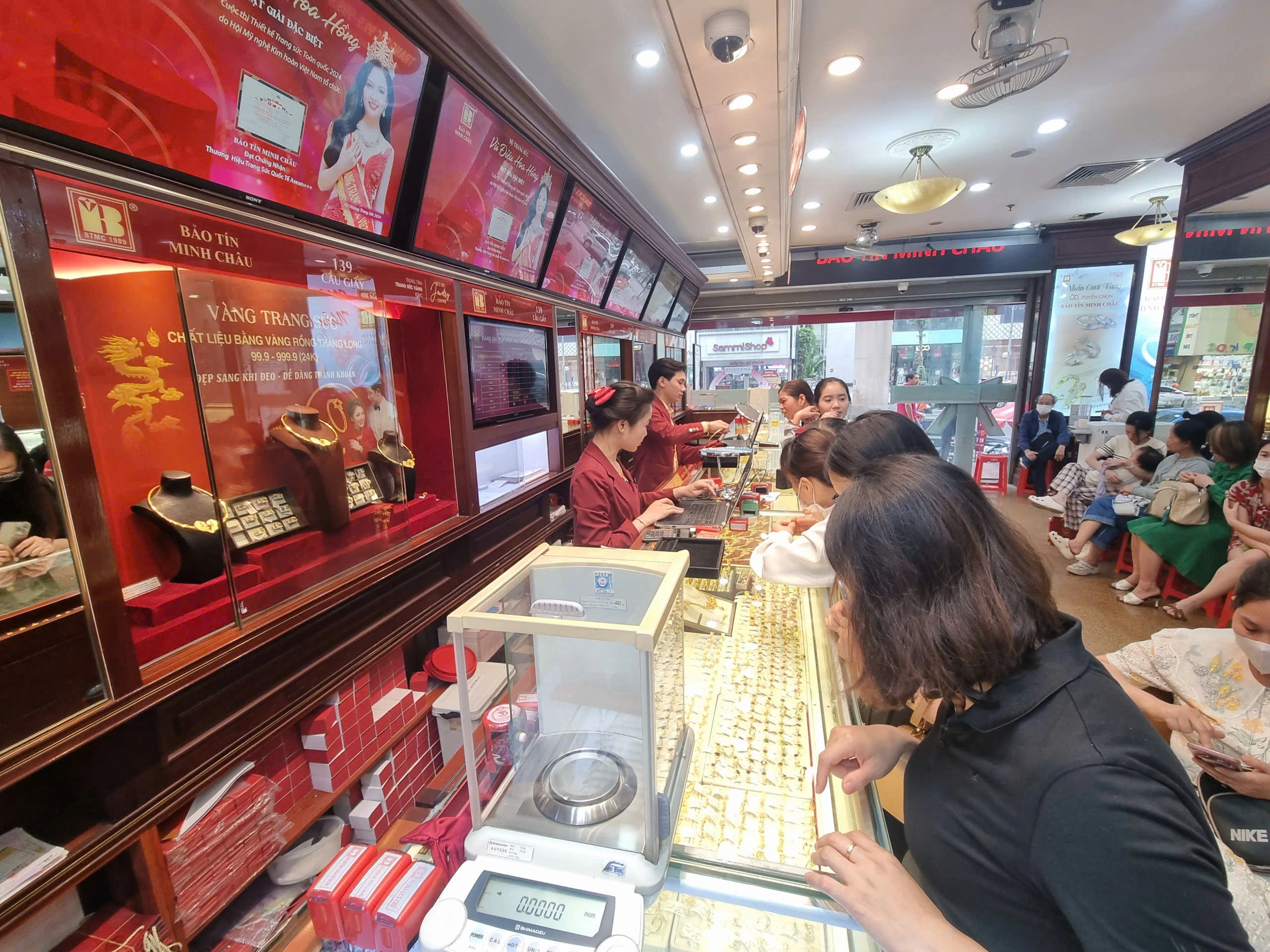 Giá vàng hôm nay 12/10: Bỏ độc quyền vàng miếng, chênh lệch mua bán vẫn 3 triệu