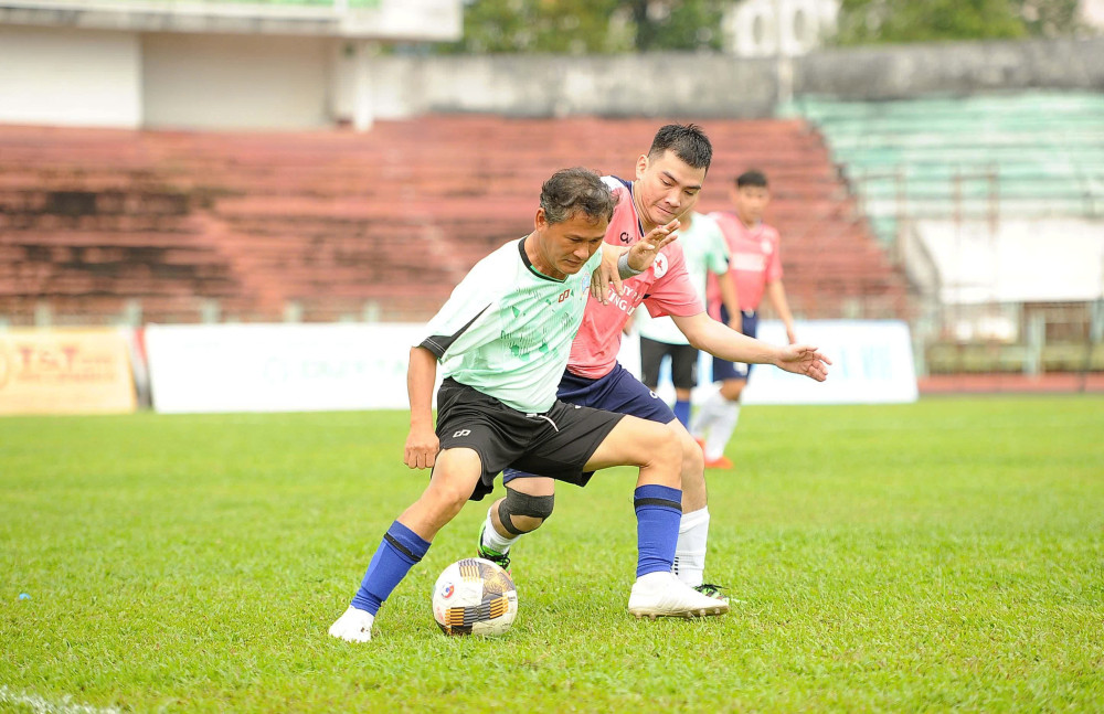 Khi 'blouse trắng' ra sân cỏ xanh