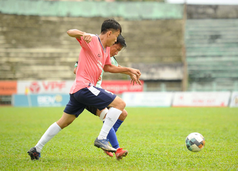 Khi 'blouse trắng' ra sân cỏ xanh