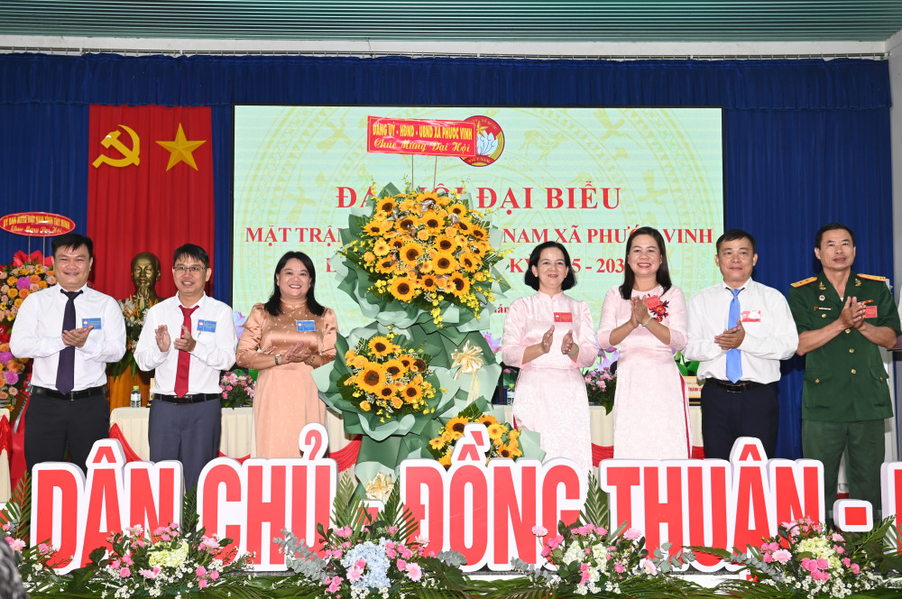  Lãnh đạo xã Phước Vinh tặng lẵng hoa chúc mừng Đại hội