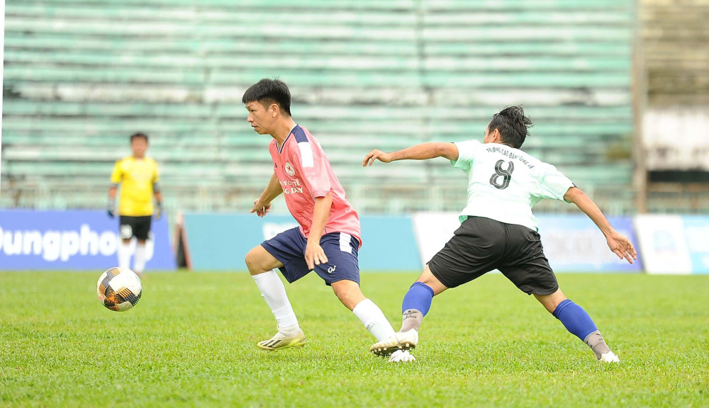 Khi 'blouse trắng' ra sân cỏ xanh