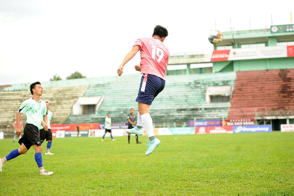 Khi 'blouse trắng' ra sân cỏ xanh