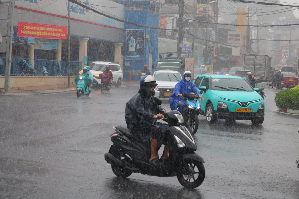 Thời tiết hôm nay 13/10: Bắc Bộ mưa to ban đêm, Nam Bộ mưa rào đến mưa to