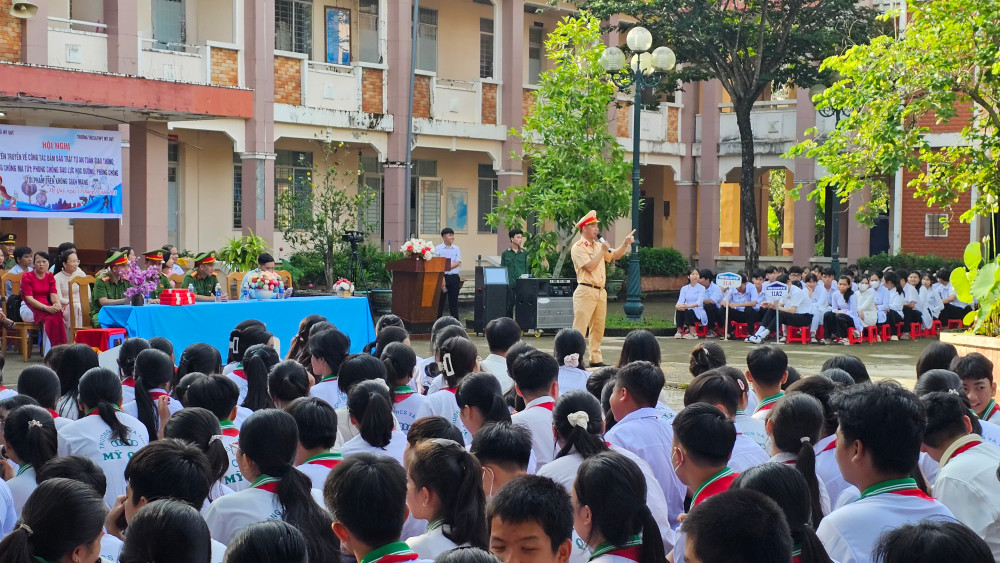 Tuyên truyền, phổ biến pháp luật cho học sinh Toàn cảnh buổi tuyên truyền