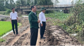 Lãnh đạo xã Hậu Thạnh kiểm tra các đoạn đê bao xung yếu trên địa bàn