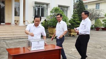 Bến Lức: Phát động quyên góp ủng hộ đồng bào vùng bão, lũ Bến Lức: Phát động quyên góp ủng hộ đồng bào vùng bão, lũ