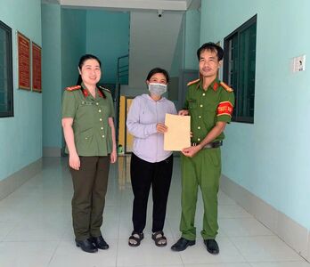 Công an xã Cầu Khởi hỗ trợ người dân nhận lại 115 triệu đồng chuyển khoản nhầm