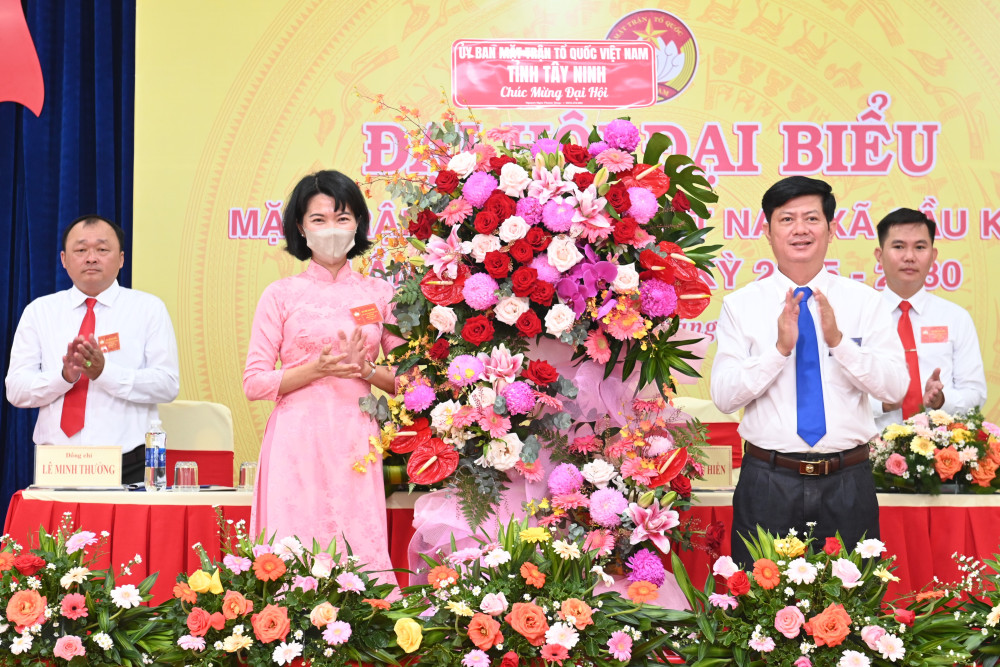 Tỉnh ủy viên, Phó Chủ tịch UBMTTQ Việt Nam tỉnh, Chủ tịch Liên đoàn Lao động tỉnh Trần Lê Duy tặng lẵng hoa chúc mừng Đại hội
