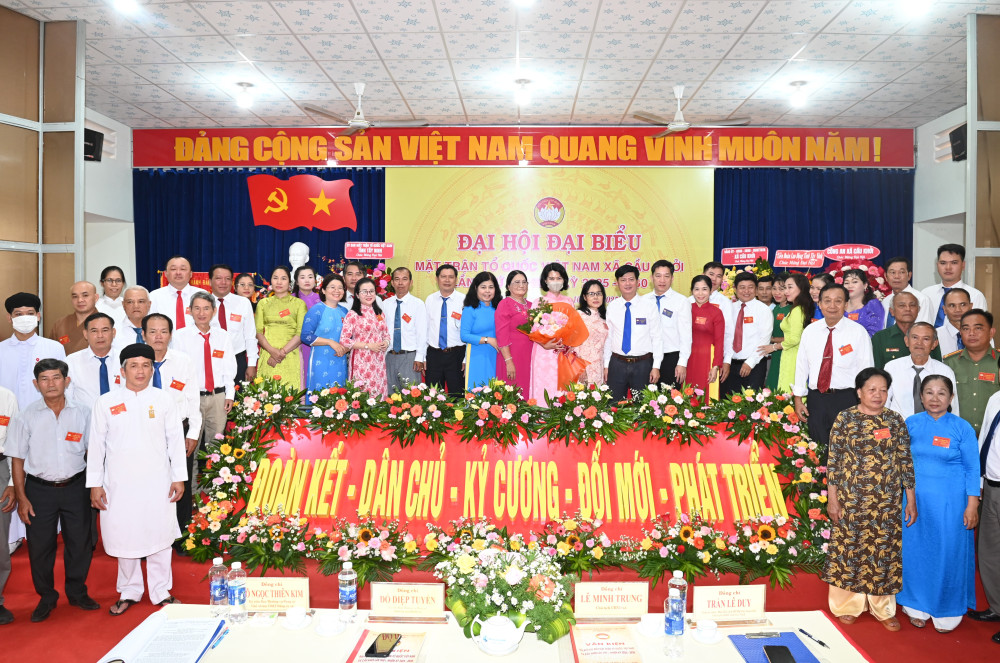 Tỉnh ủy viên, Phó Chủ tịch UBMTTQ Việt Nam tỉnh, Chủ tịch Liên đoàn Lao động tỉnh Trần Lê Duy tặng hoa chúc mừng UBMTTQ Việt Nam xã Cầu Khởi khoá I, nhiệm kỳ 2025-2030
