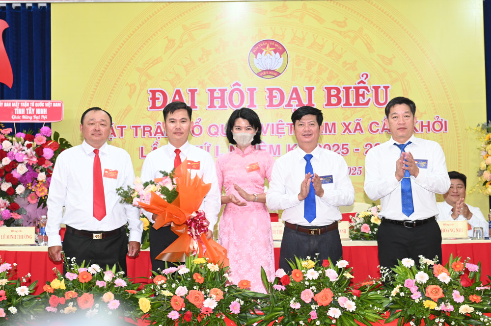 Tỉnh ủy viên, Phó Chủ tịch UBMTTQ Việt Nam tỉnh, Chủ tịch Liên đoàn Lao động tỉnh Trần Lê Duy tặng hoa chúc mừng đại biểu dự Đại hội đại biểu MTTQ Việt Nam tỉnh Tây Ninh