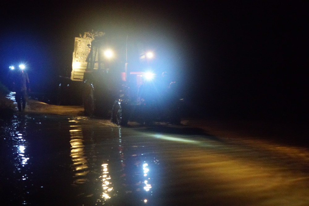 Chiếc máy cày kéo củ mì ra bến nước