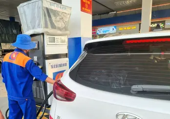 Giá xăng dầu hôm nay 14/10: Xăng trong nước sẽ tăng trở lại?