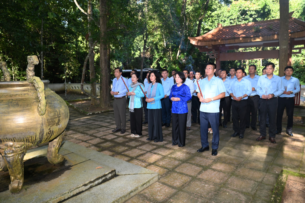 Lãnh đạo, cán bộ, công chức Ban Tuyên giáo và Dân vận Tỉnh ủy thắp hương tưởng niệm Di tích lịch sử Ban Dân vận Trung ương Cục miền Nam