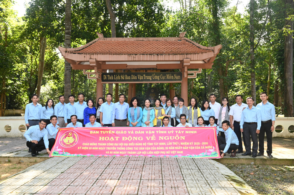 Ban Tuyên giáo và Dân vận Tỉnh ủy chụp ảnh lưu niệm trước Di tích lịch sử Ban Dân vận Trung ương Cục miền Nam