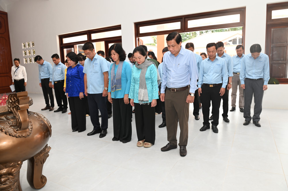 Đoàn công tác Ban Tuyên giáo và Dân vận Tỉnh ủy mặc niệm tưởng nhớ công ơn trời biển của Chủ tịch Hồ Chí Minh – người đã cống hiến, hy sinh trọn đời vì độc lập dân tộc