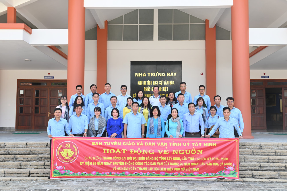 Đoàn công tác chụp ảnh lưu niệm trước Nhà trưng bày di tích lịch sử văn hóa quốc gia đặc biệt Căn cứ Trung ương Cục miền Nam