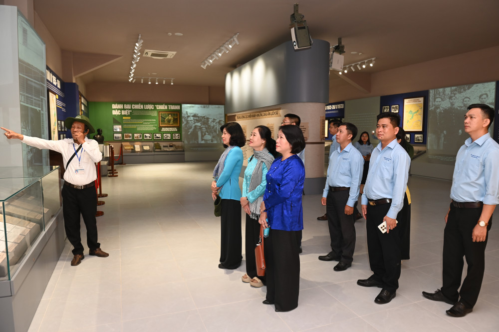 Đoàn công tác Ban Tuyên giáo và Dân vận Tỉnh ủy tham quan phòng trưng bày lịch sử của Căn cứ Trung ương Cục miền Nam