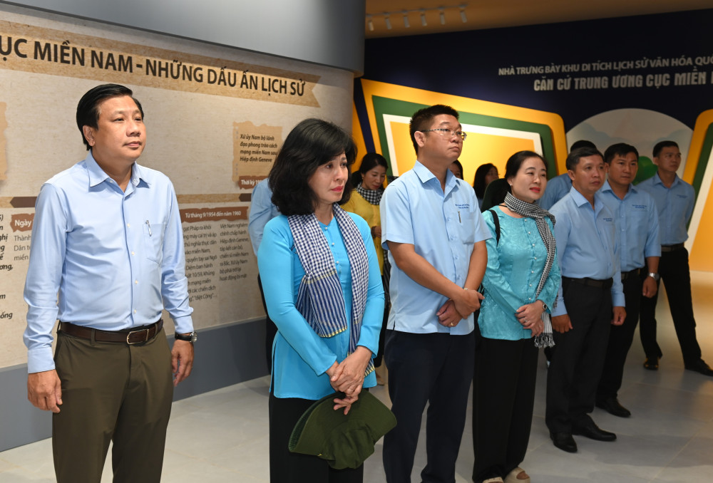 Đoàn công tác Ban Tuyên giáo và Dân vận Tỉnh ủy tham quan phòng trưng bày lịch sử của Căn cứ Trung ương Cục miền Nam