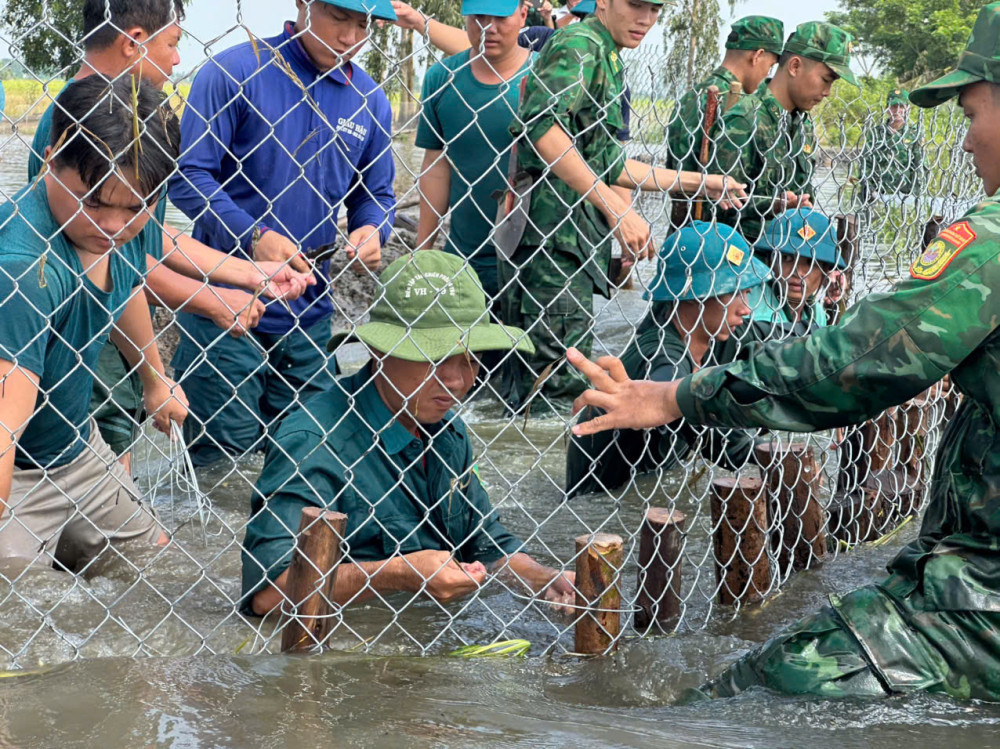 Tây Ninh: Huy động lực lượng khẩn trương khắc phục sự cố vỡ đê