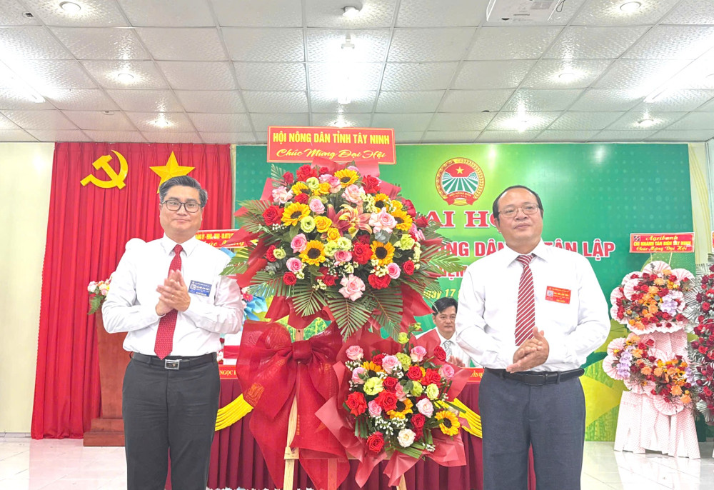 Tỉnh ủy viên, Chủ tịch HND tỉnh Nguyễn Thanh Tùng tặng hoa chúc mừng Đại hội đại biểu HND xã Tân Lập