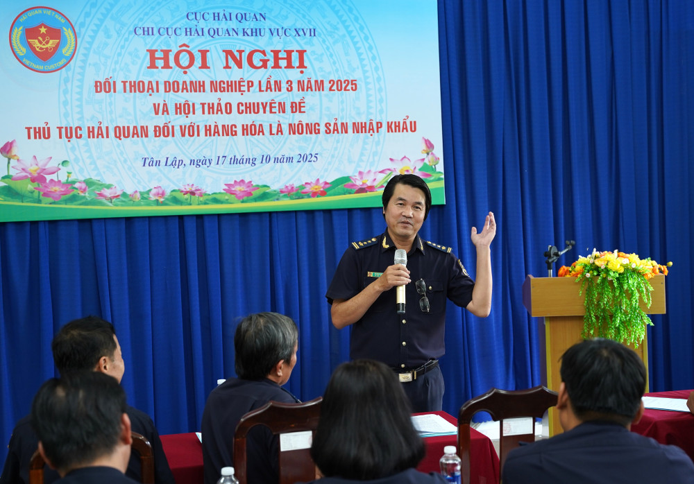 Lãnh đạo Phòng Nghiệp vụ Hải quan trả lời ý kiến của các DN tại hội thảo chuyên đề