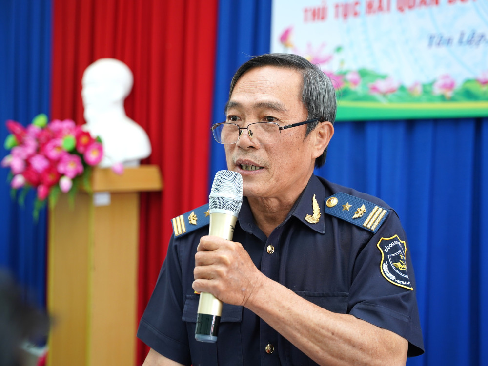 Phó Chi cục trưởng Chi cục Hải quan khu vực XVII Nguyễn Văn Khánh giải đáp các khó khăn, vướng mắc của DN 