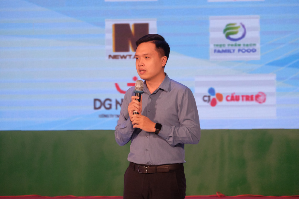 Đại diện doanh nghiệp giới thiệu tổng quan về đơn vị, lĩnh vực hoạt động, các vị trí tuyển dụng