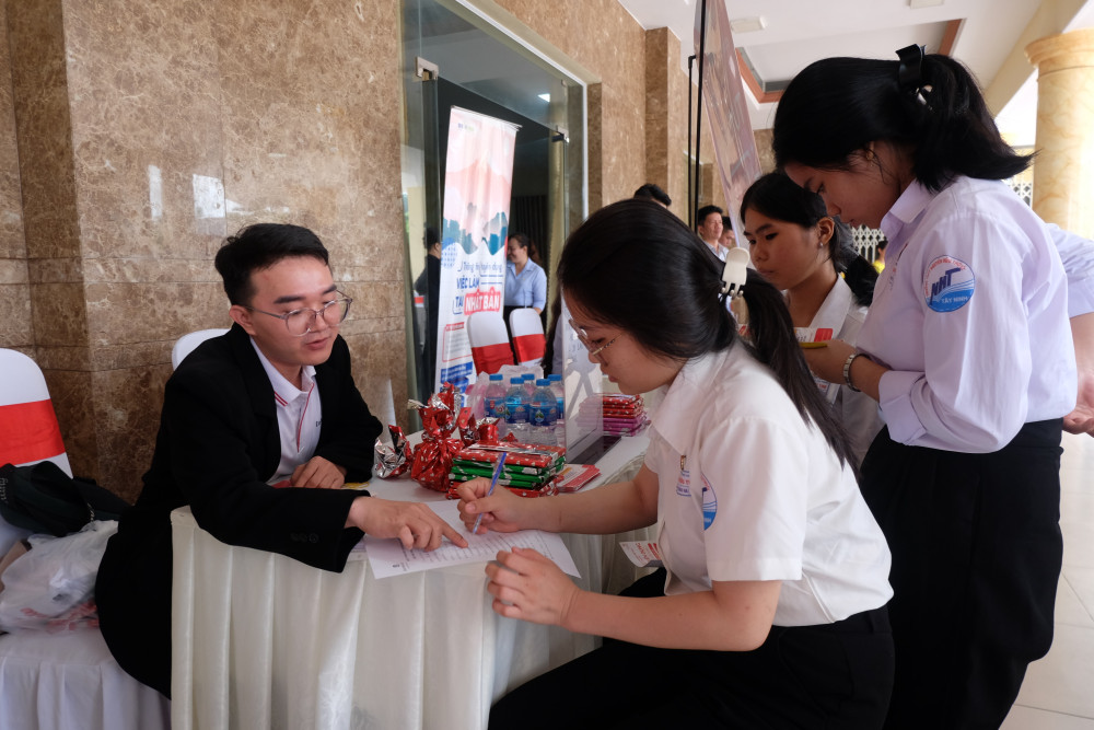 Tại sự kiện, doanh nghiệp trao đổi, giải đáp thắc mắc về các vị trí việc làm