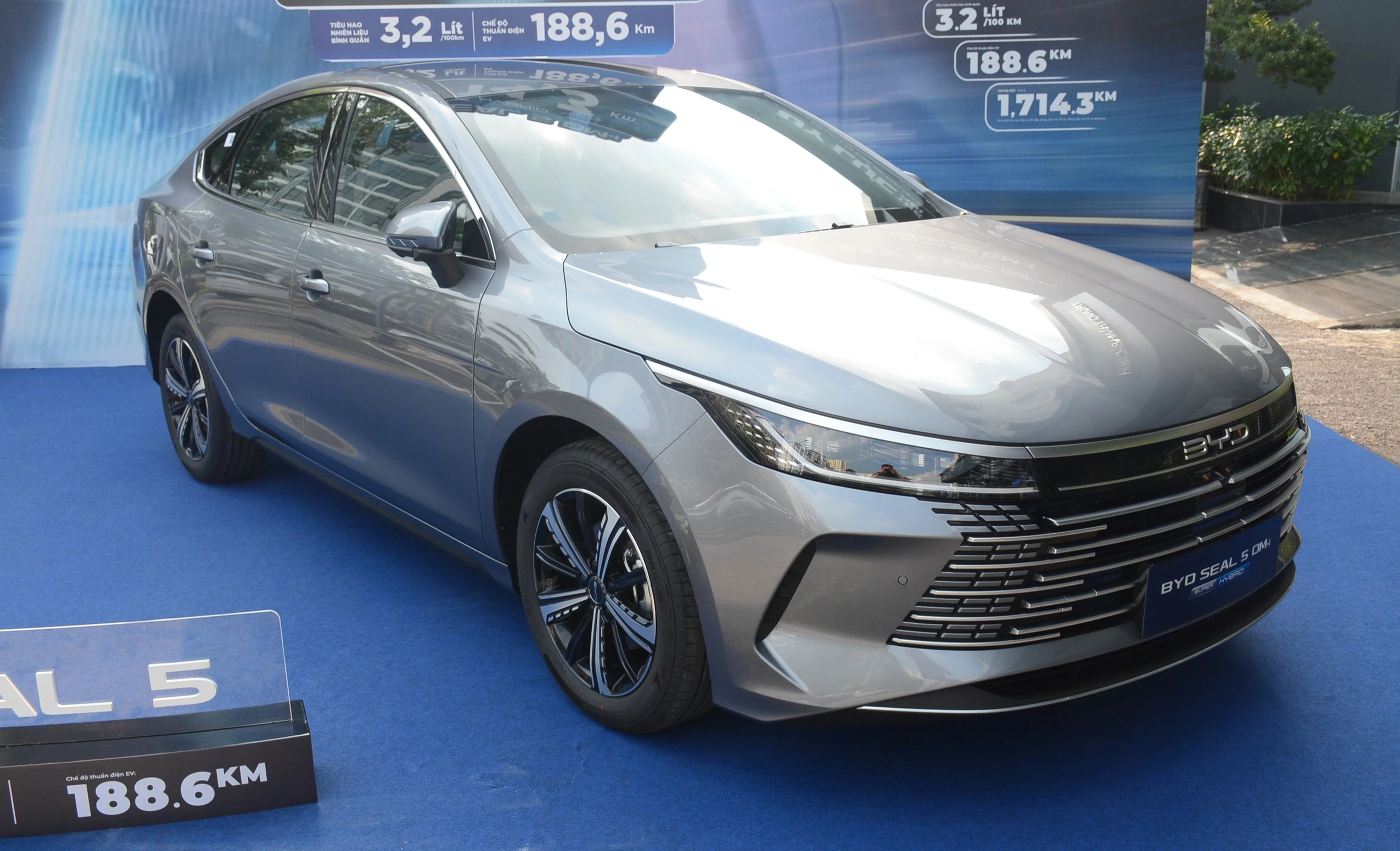 BYD Seal 5 chốt giá 696 triệu, sedan hạng hạng C đầu tiên dùng công nghệ PHEV