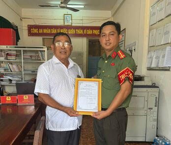 Công an xã Tân Châu kịp thời hỗ trợ người dân nhận lại 50 triệu đồng chuyển nhầm