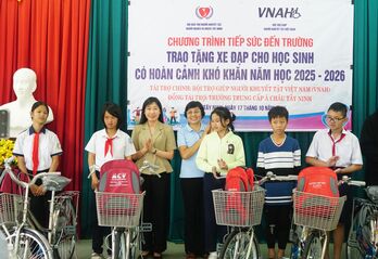 Tặng xe đạp và đồ dùng học tập cho học sinh khuyết tật