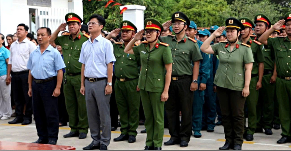 Tận tụy với công việc, hết lòng vì Nhân dân