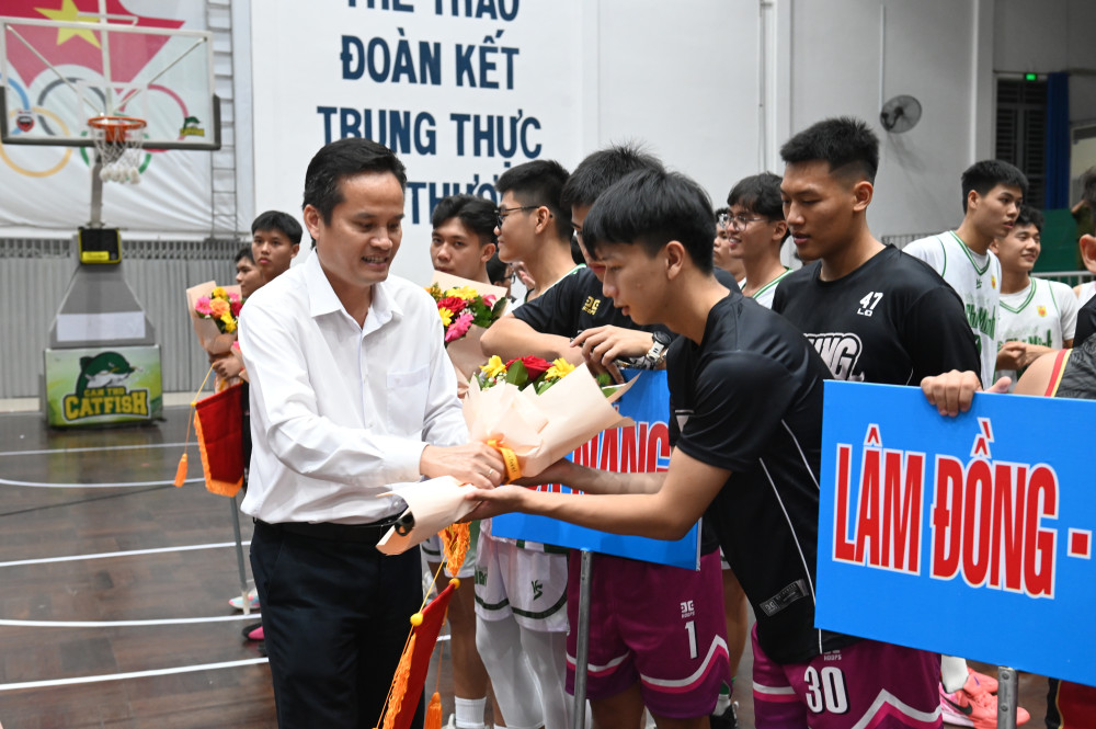 Phó trưởng Ban Văn hóa - Xã hội, HĐND tỉnh Nguyễn Việt Cường tặng hoa các đội tham gia giải