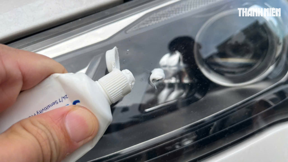 Thực hư việc làm sạch đèn pha ô tô bị ố vàng bằng kem đánh răng