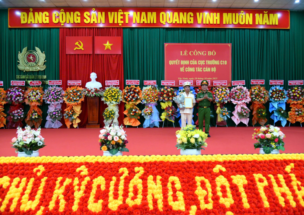 Thiếu tướng Nguyễn Việt Hùng, Uỷ viên BTV Đảng uỷ, Phó Cục trưởng Cục C10 trao Quyết định điều động và bổ nhiệm Thượng tá Phạm Văn Thuý giữ chức vụ Giám thị Trại giam Cầy Cầy