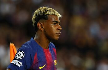 Sếp Barca ngăn HLV Flick phạt Yamal?