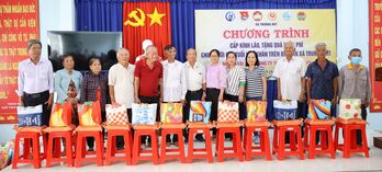 Xã Truông Mít: Tặng 100 cặp kính lão và quà cho người cao tuổi có hoàn cảnh khó khăn