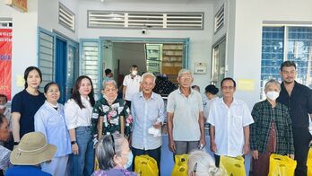 Phường Tân Ninh: Khám bệnh, cấp thuốc và tặng quà cho người cao tuổi