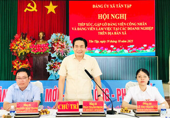 Bí thư Đảng ủy xã Tân Tập gặp gỡ đảng viên công nhân