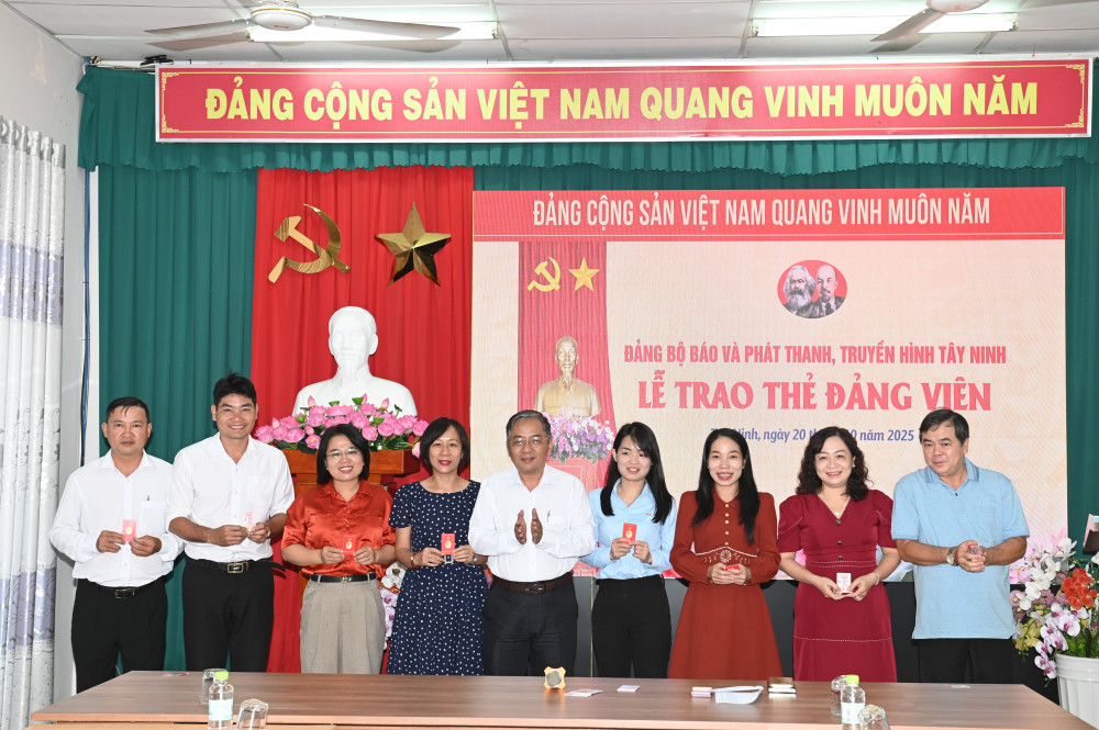 Phó Tổng Biên tập Báo và phát thanh, truyền hình Tây Ninh Đặng Hoàng Thái trao Thẻ đảng viên cho đảng viên Chi bộ Chuyên đề