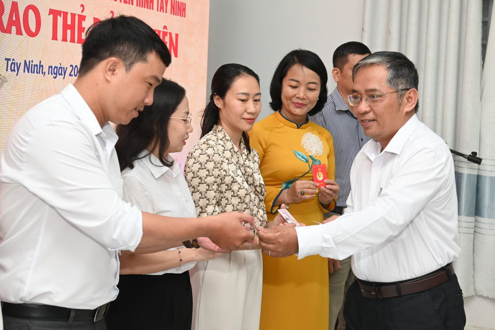 Phó Tổng Biên tập Báo và phát thanh, truyền hình Tây Ninh Đặng Hoàng Thái trao Thẻ đảng viên cho đảng viên Chi bộ Phát thanh và Văn nghệ giải trí