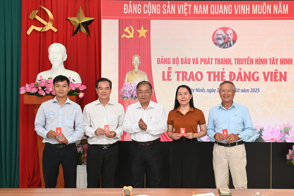 : Phó Tổng Biên tập Báo và phát thanh, truyền hình Tây Ninh Đặng Hoàng Thái trao Thẻ đảng viên cho đảng viên Chi bộ Thời sự
