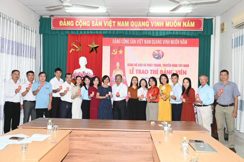 : Phó Tổng Biên tập Báo và phát thanh, truyền hình Tây Ninh Đặng Hoàng Thái trao Thẻ đảng viên cho đảng viên đang sinh hoạt tại cơ sở 2, phường Tân Ninh